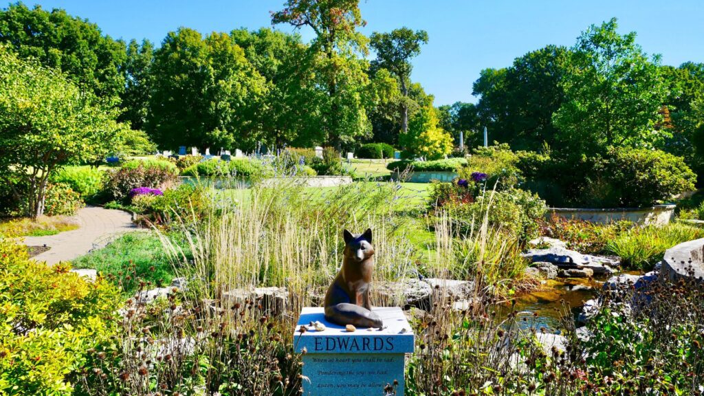 A grave marker at Bellefontaine Cemetery shows a red fox.