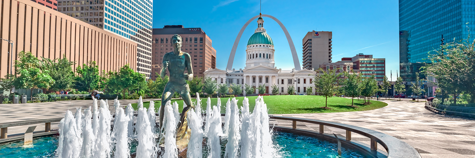 Kiener Plaza with the Old Courthouse and Gateway Arch in the background in downtown St. Louis.
