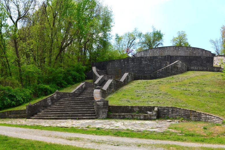 Fort Belle Fontaine contains a grand staircase and reflects St. Louis' military history.