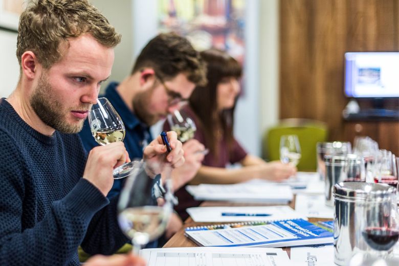 The American Wine Society will host a wine education course in St. Louis.