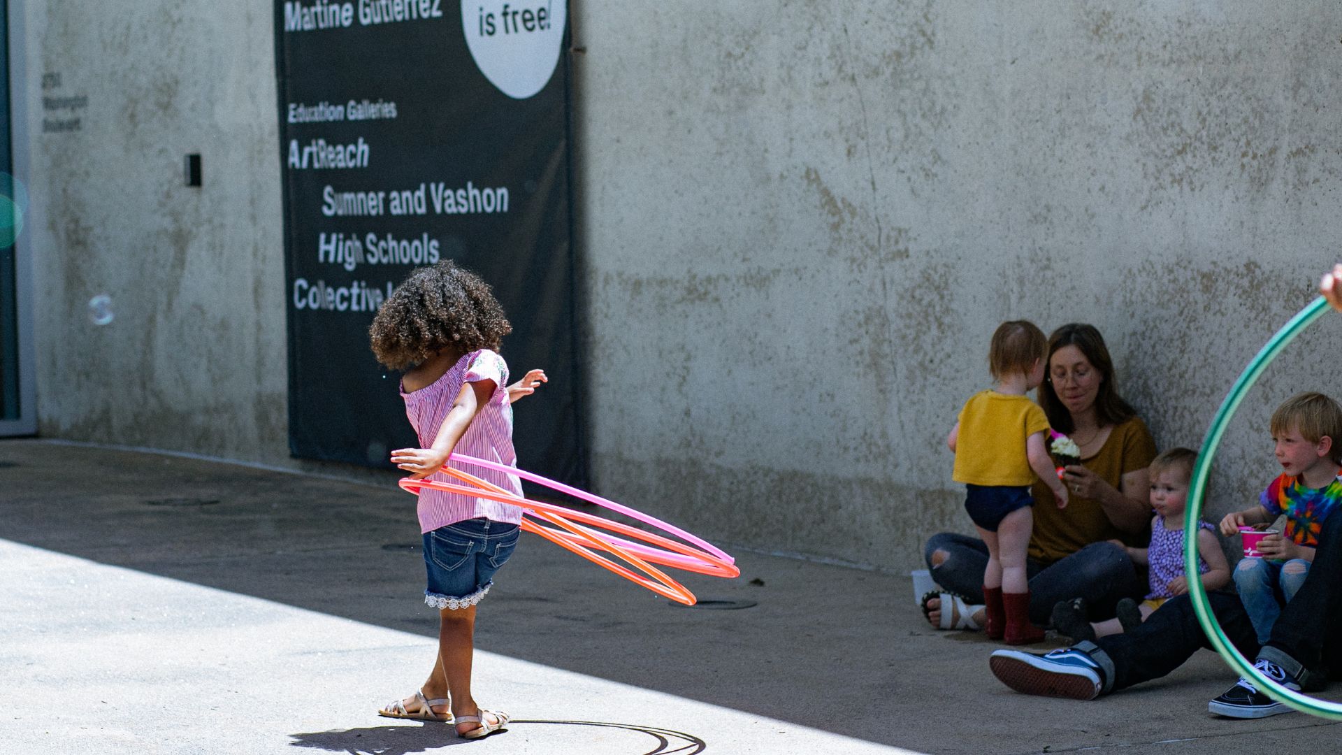 Kids hula hoop in front of the Contemporary Art Museum St. Louis.