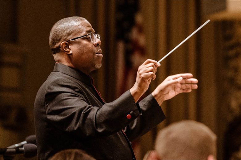 Kevin McBeth conducts the IN UNISON Chorus, based in St. Louis.