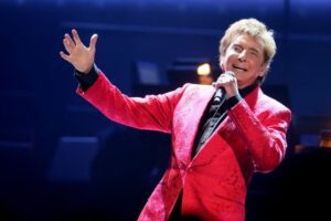 Barry Manilow comes to Enterprise Center for his last concert in St. Louis.