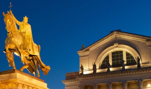 The Saint Louis Art Museum glows against the night sky.