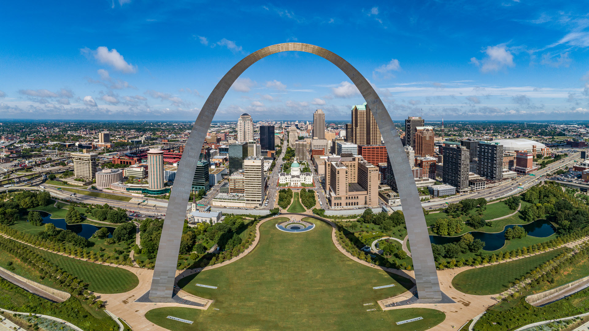 The Gateway arch and downtown St. Louis skyline.