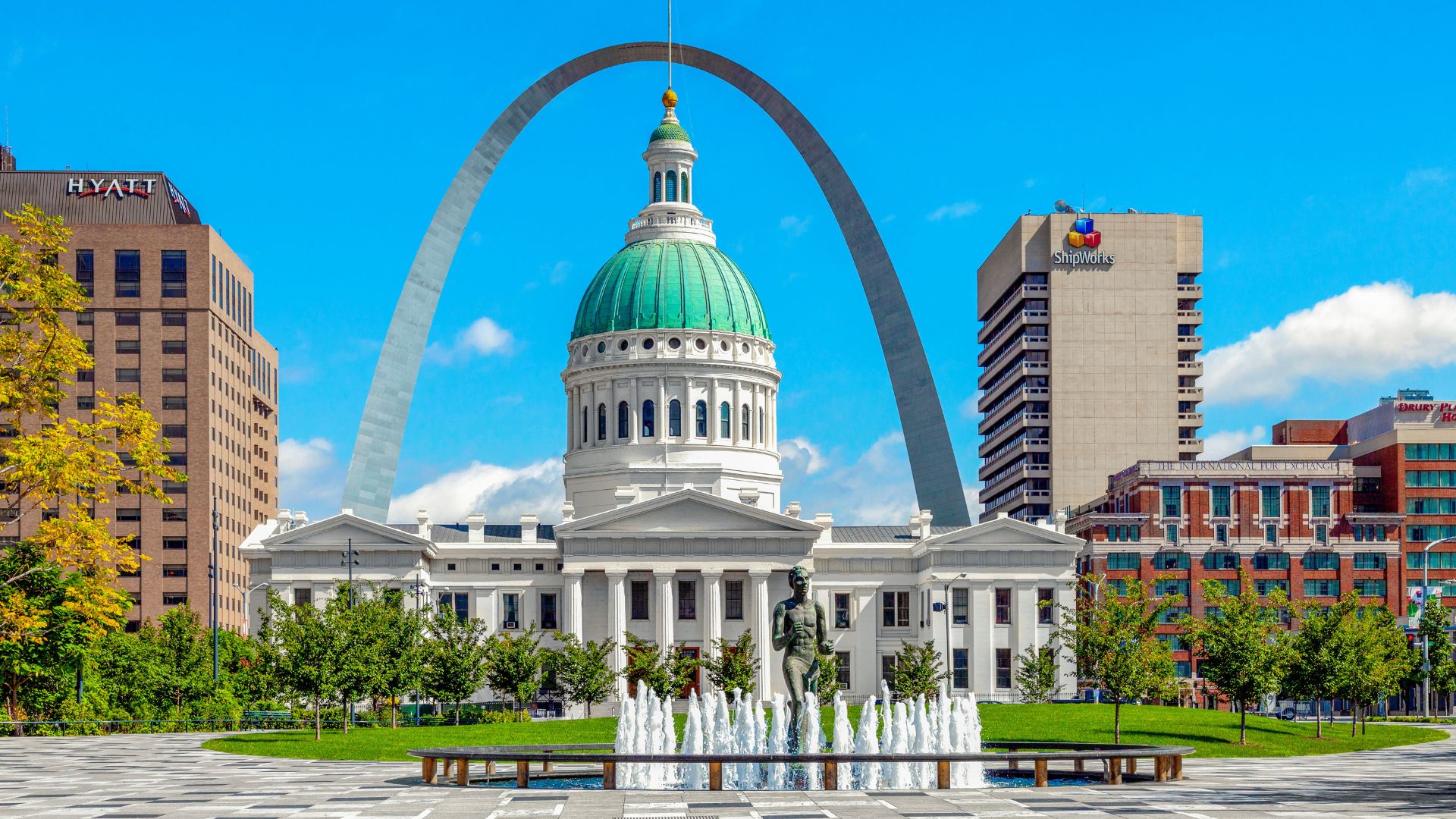 From Kiener Plaza, you can see the Old Courthouse and the Gateway Arch.