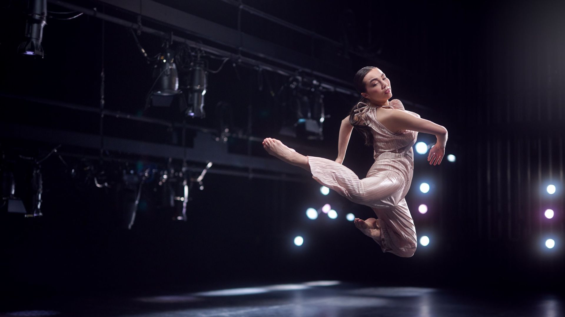 Saint Louis Dance Theatre employs spectacular dancers.