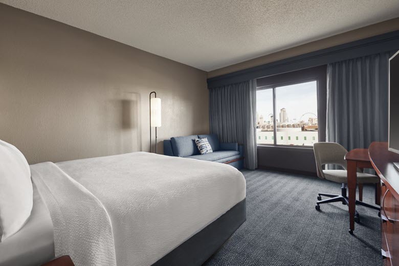 Courtyard by Marriott St. Louis Downtown West Deluke King Guest Room