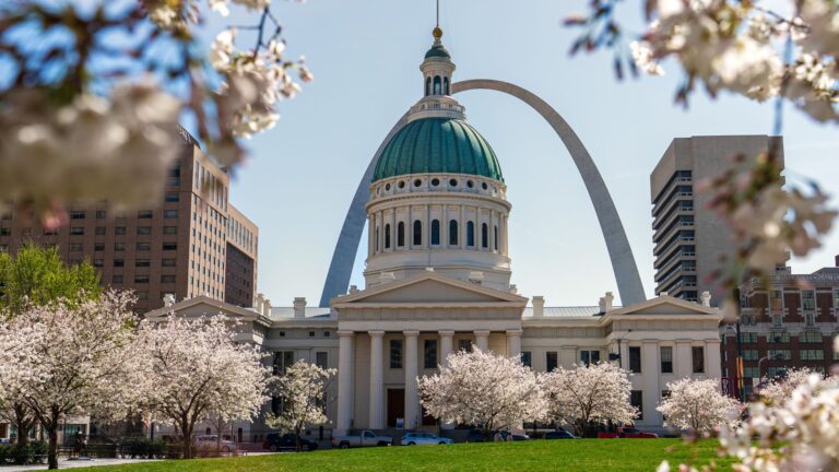 Uncover the Sights and Stories of the St Louis Arch