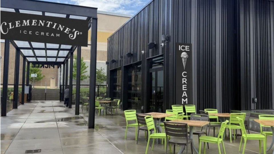 Clementine’s St. Charles exterior with outdoor tables and bright green chairs.
